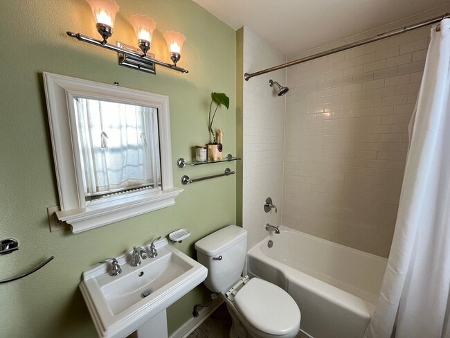 Building Photo - Beautiful 1Bd/ 1Ba Vintage Condo Located in Mt. Tabor! In Unit Laundry, Parking Space, storage un...