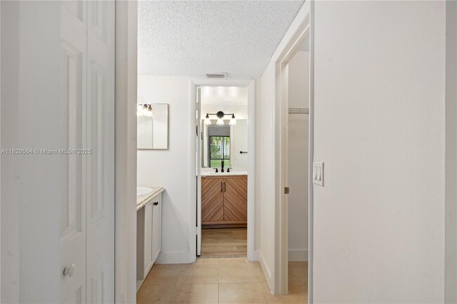 Building Photo - 1160 Washington Cir