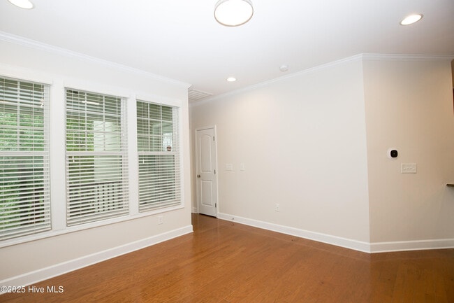 Building Photo - 104 Pine Hawk Dr