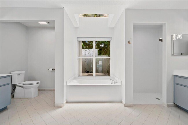 Building Photo - 15575 Woodmar Ct