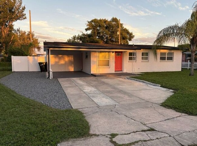 Building Photo - 3 Bedrooms on a fenced back yard and a sough after school zone Lawn Care included