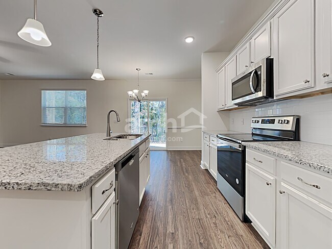 Building Photo - 610 W Lionel Rd