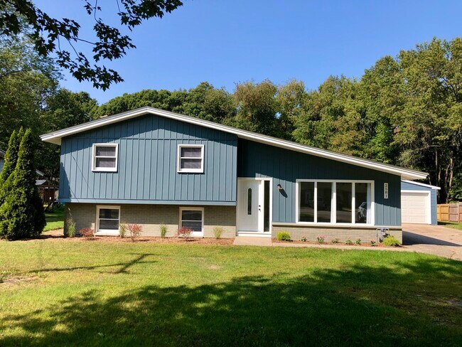 Building Photo - 2581 Beeline Rd