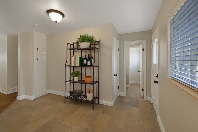 Building Photo - Comfortable 3-bedroom ranch in established...