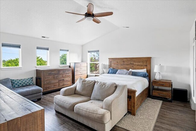 Building Photo - 1622 NW Rimrock Dr