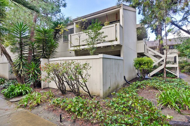 Building Photo - Awesome Condo! Swimming Pool!