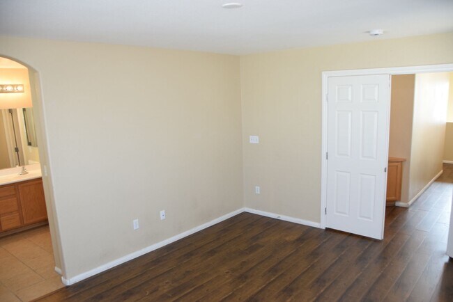Building Photo - BEAUTIFUL 4 BEDROOM, 2.5 BATH SINGLE-FAMIL...