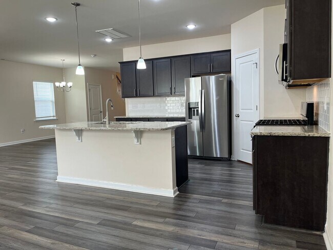 Building Photo - AMAZING LOCATION, Fantastic 4 Bed Home, In...