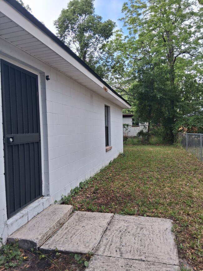 Building Photo - 1744 W 28th St