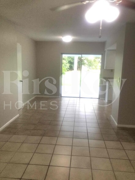 Building Photo - 202 SW Reynolds Ave