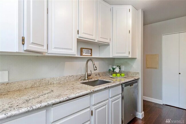 Kitchen - 9800 Roosevelt Way NE