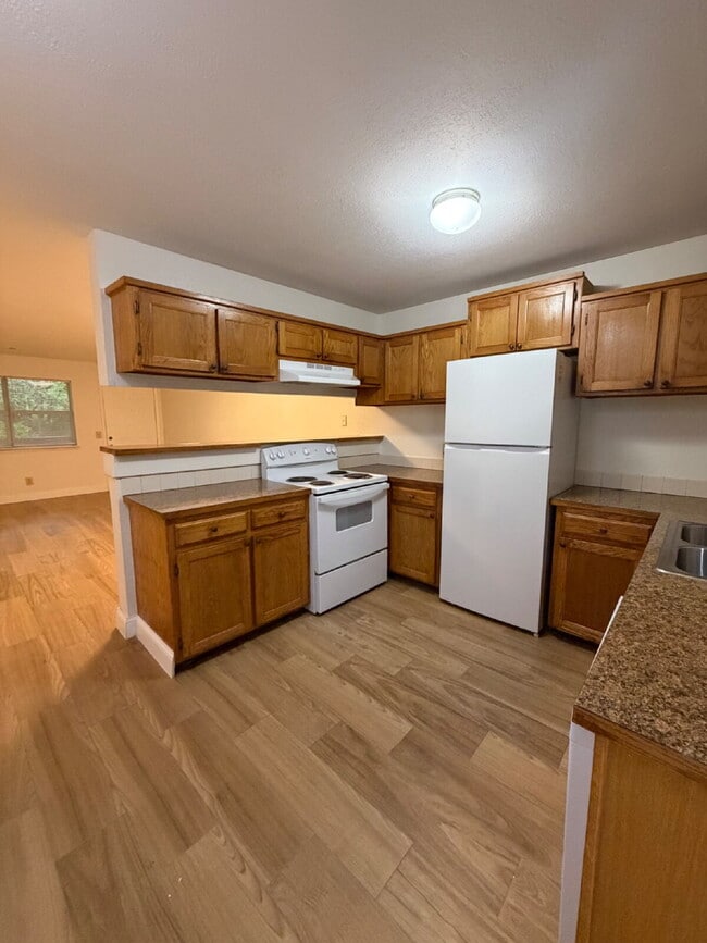 Building Photo - Last 2BR unit at Green Oaks