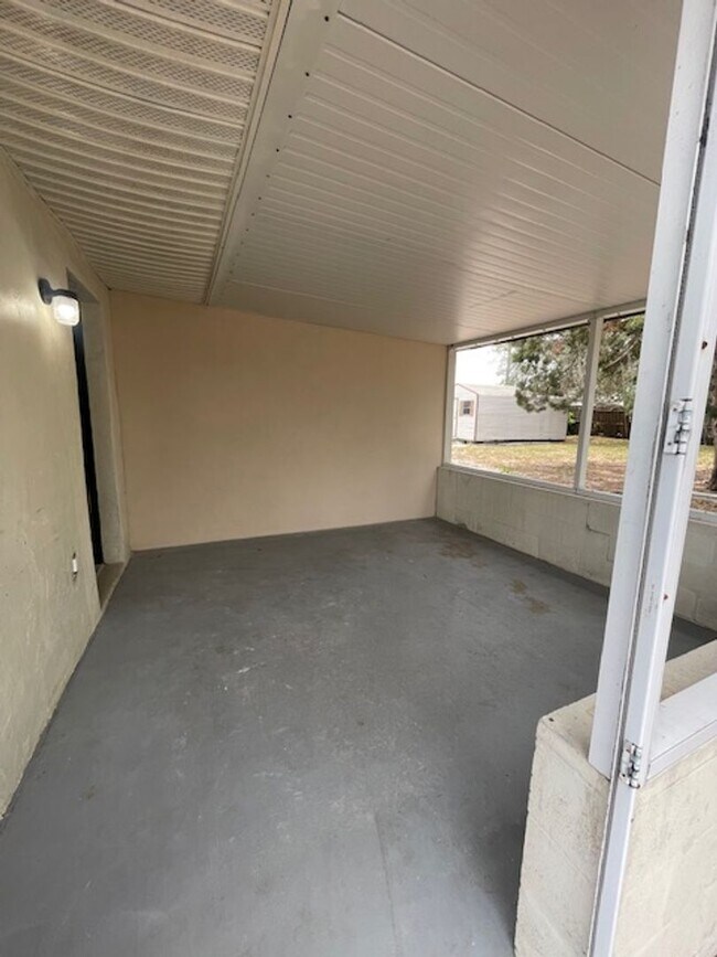 Building Photo - 4 Bed 1 Bath Home | Pet Friendly | Washer Dryer Hook Ups | Section 8 Welcome