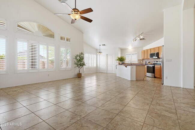 Building Photo - 4441 E Cottonwood Ln