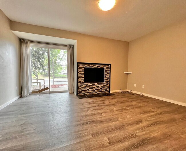 Building Photo - Charming 2 Bed 1.5 Bath Townhome in West Fort Collins!