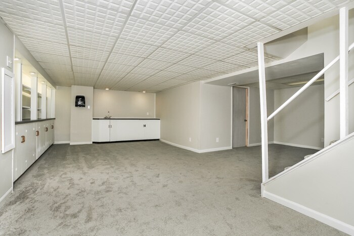 Building Photo - 8233 Lake Ridge Dr