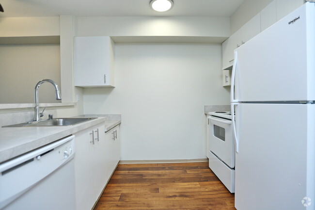 2BR, 1BA - 850 SF - King Arthurs Court