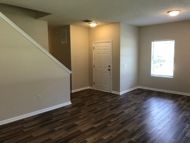 Building Photo - Large 5 Bedroom, 3 Bathroom Single Family Home