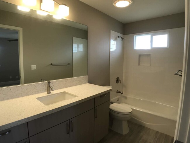 Building Photo - Waikalua Bayside Newer Community! 3 Bed 3....