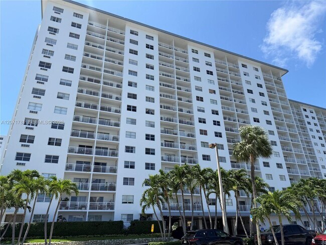 Building Photo - 400 Kings Point Dr