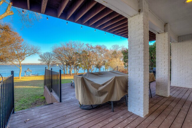 Building Photo - 8402 Columbia Dr