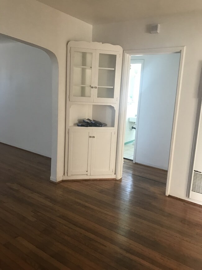 Building Photo - Country home