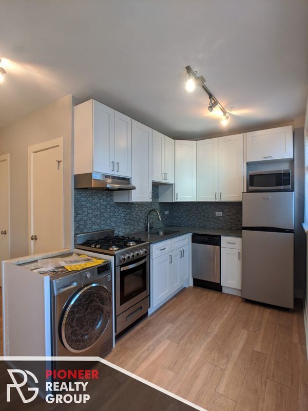 Building Photo - 511 W Belmont Ave
