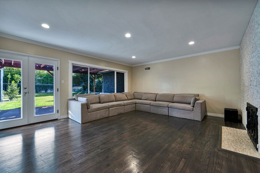 Large Living room Cable ready - 900 Bethany Rd