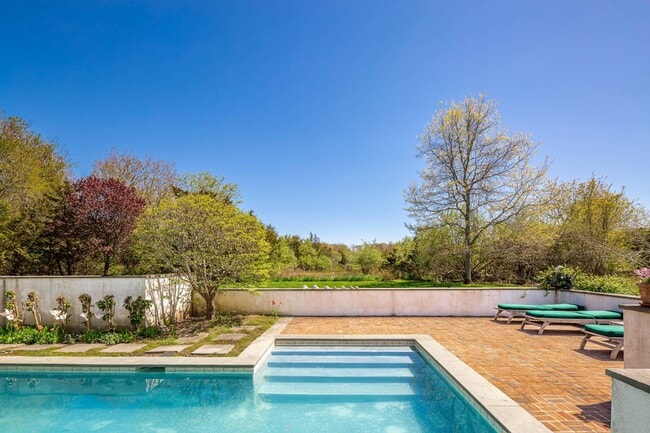 Building Photo - 27 Horseshoe Dr N