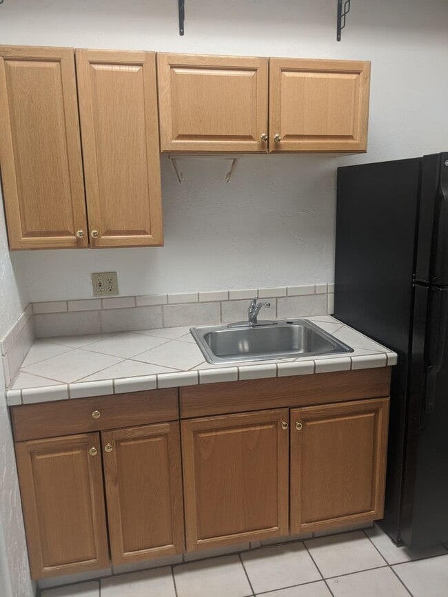 Building Photo - 1 Bedroom and 1 Bath Unit