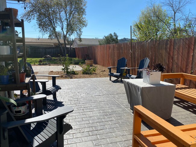 Building Photo - Beautiful Single-Story 2 Bedroom, 1 Bath w...