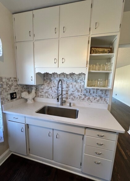 New Quartz Countertops - 3602 75th St