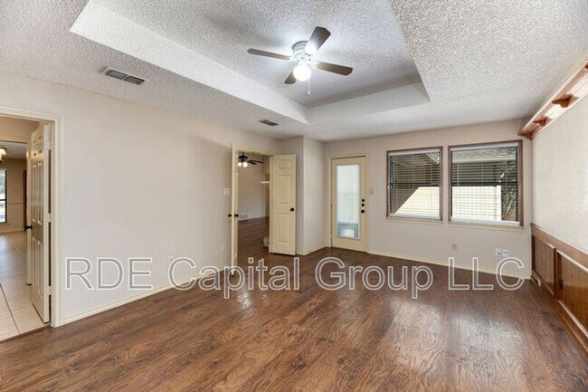 Building Photo - 922 Kingston Dr