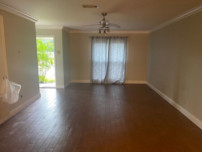 Building Photo - Close to South Alabama 3/2 Single Car Garage