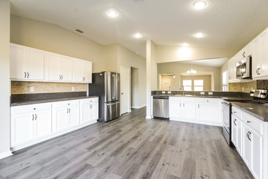 Building Photo - 76205 Deerwood Dr