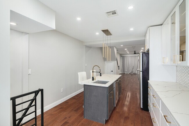 Building Photo - 714 S 55th St