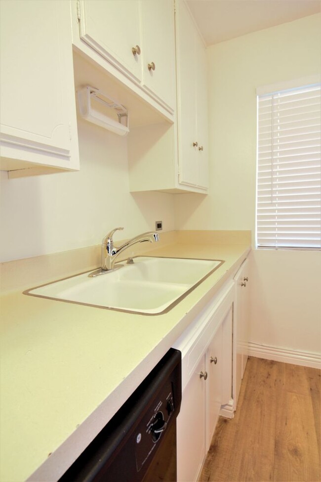 Building Photo - 1 Bedroom Condo For Lease in Fullerton