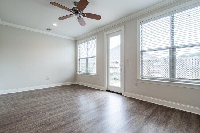 Building Photo - 718 Woods Dr