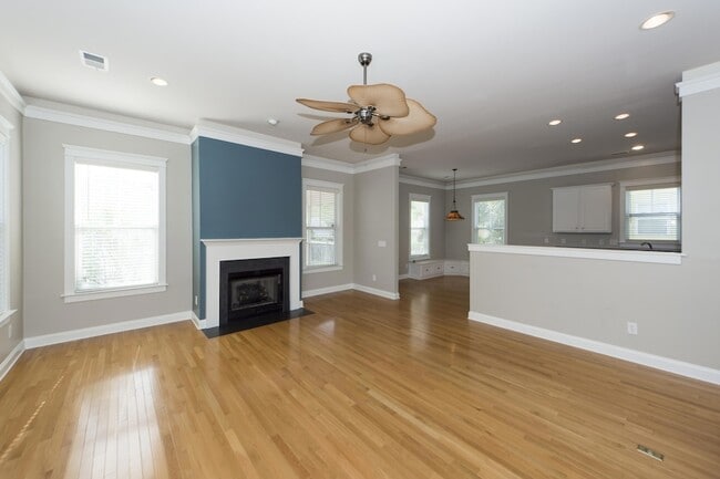 Building Photo - 302 White Gables Dr