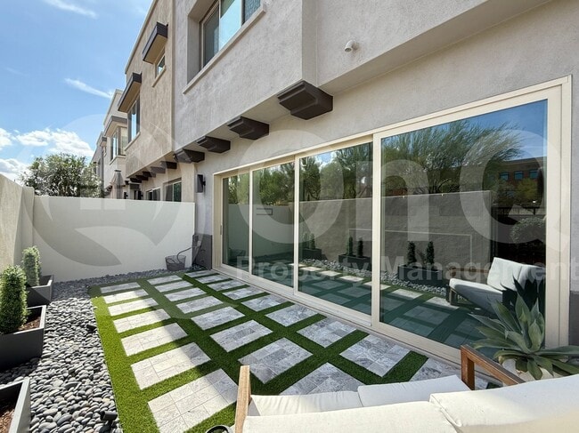 Building Photo - 7330 E Vista Bonita Dr