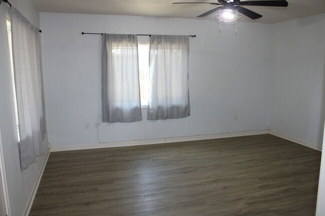 Building Photo - Gated Three Bedroom, 1 Bathroom House in Bay Point