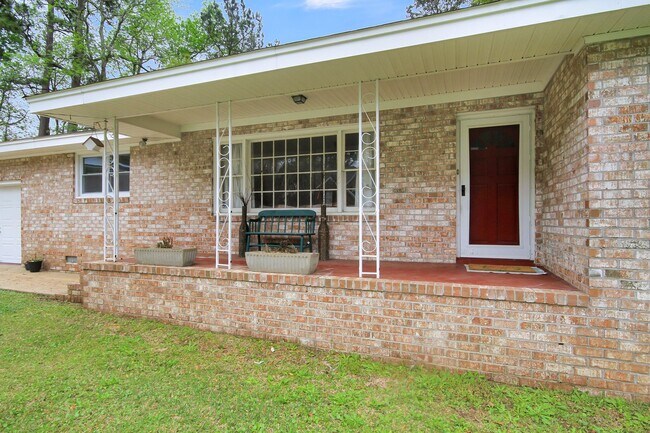 Building Photo - Beautifully Renovated West Ashley Home