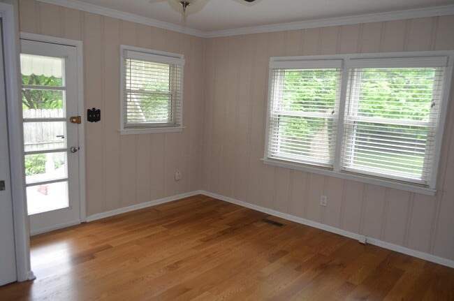 Building Photo - 582 Loveman Ave