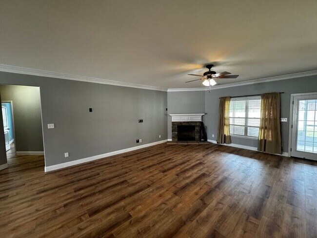 Building Photo - Near Redstone Arsenal Gate 1 with fence, storm shelter and AMAZING spa shower in primary suite