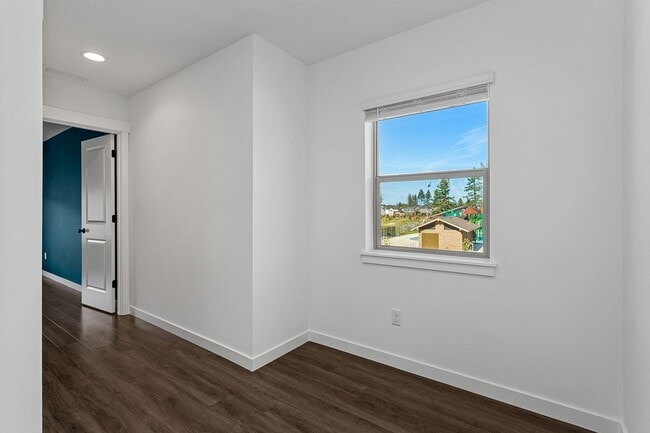 Building Photo - 2022 - Plenty of upgrades !  Access to Pool + Amenities. AC on Main, Walking trails, Nice End uni...