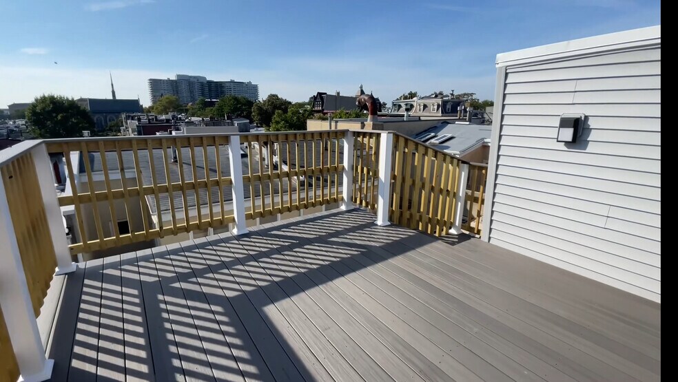 Deck with great view - 2034 Green St