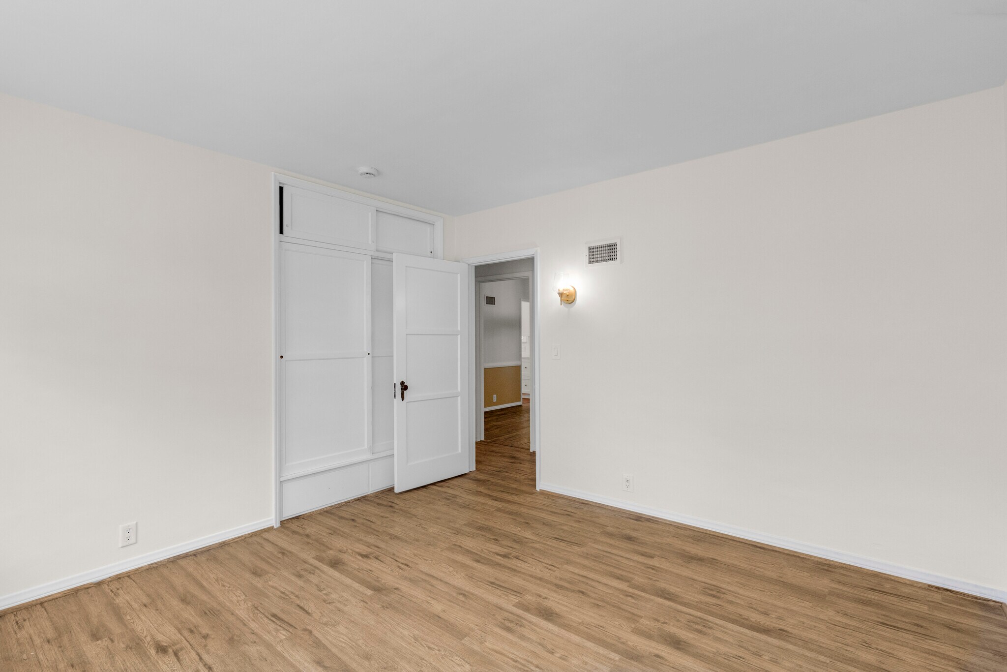 Building Photo - 2151 N Altadena Dr