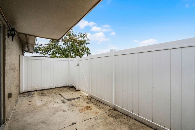 Building Photo - CONDOMINIUM FIRST FLOOR 2 BED 1 BATH, FULLY RENOVATED