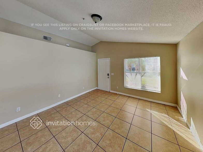 Building Photo - 9624 Hollyhill Dr