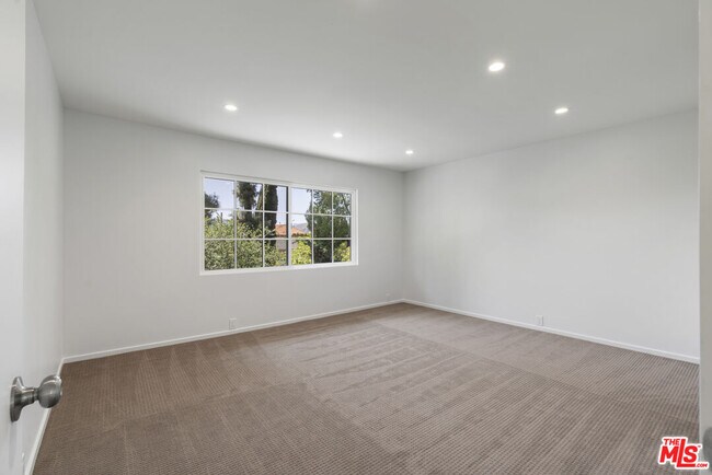 Building Photo - 3062 Arrowhead Dr